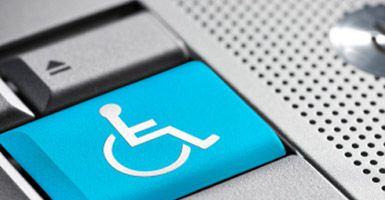 Toetsenbord met een toets met daarop een pictogram van een rolstoel 