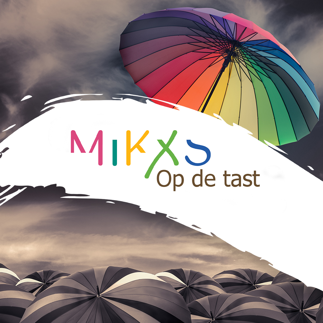 Open gekleurde paraplu boven een wit vlak waarin de tekst 'Mikxs Op de tast' staat, Op de achtergrond is de onderkant van de foto gevuld met meerdere open paraplus met daarboven lucht. De kleur van de achtergrond is sepia.