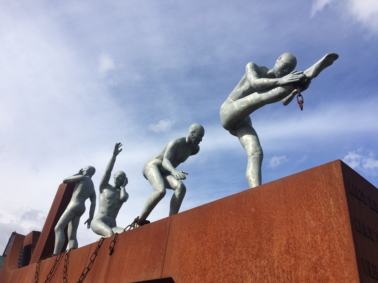 De vier dansende figuren op het Rotterdamse Slavernijmonument