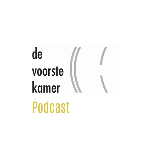 Logo De Voorste Kamer podcast (de woorden, onder elkaar in donkergrijs en mosterdgeel), aan de rechterkant geflankeerd door drie naar links wijzende bogen, de twee meest linkse dicht tegen alkaar aan, de meest rechtse, in het midden onderbroken, een eindje van de andere twee vandaan. 