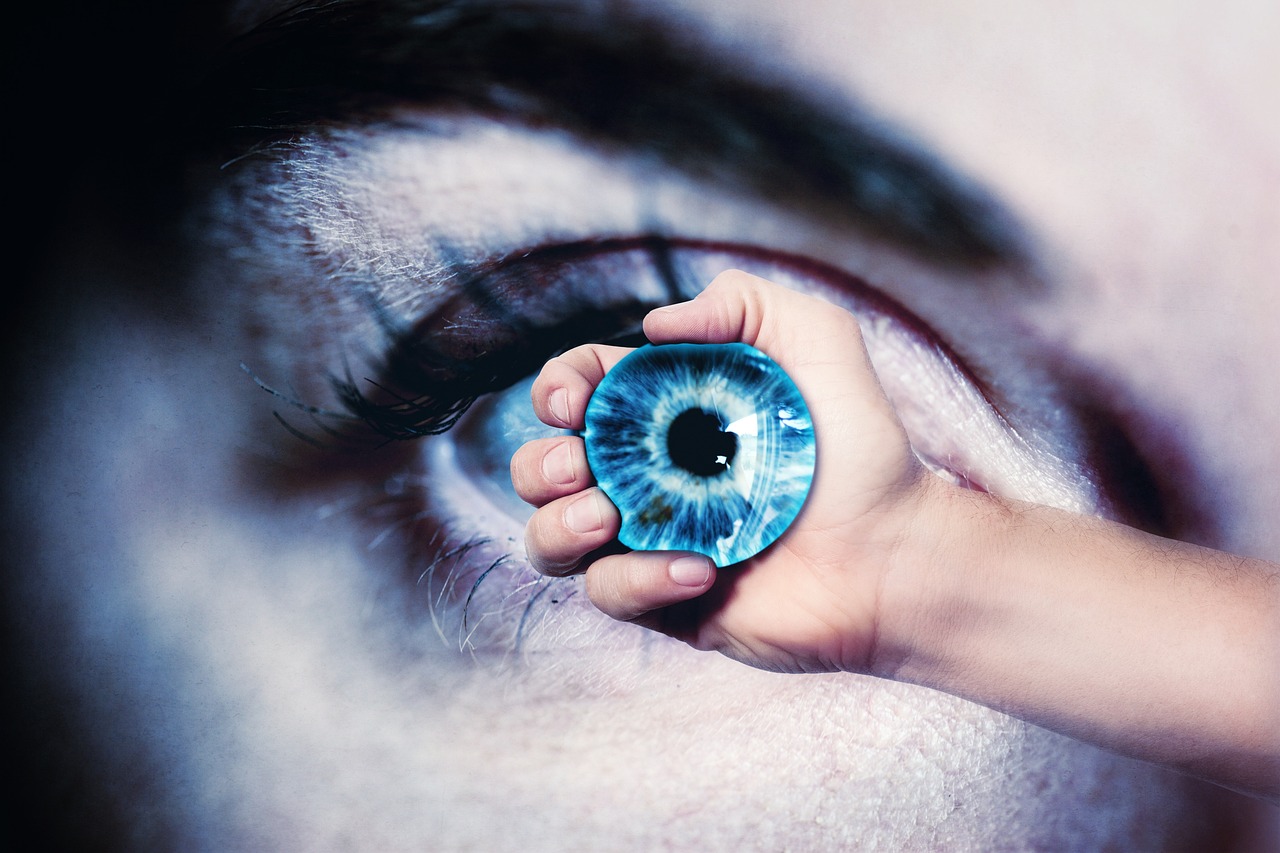 Surrealistische afbeelding van een hand waar de vingers om de iris van een oog krullen