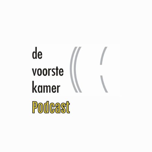 Logo De Voorste Kamer podcast (de woorden, onder elkaar in donkergrijs en mosterdgeel), aan de rechterkant geflankeerd door drie naar links wijzende bogen, de twee meest linkse dicht tegen alkaar aan, de meest rechtse, in het midden onderbroken, een eindje van de andere twee vandaan. 