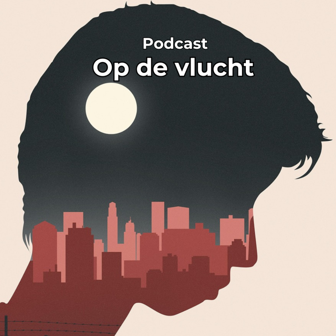 Silhouet van een torso van een jong persoon, van opzij gezien. Het silhouet is gevuld met een stadshorizon in roodtinten. Bovenin staat de tekst Podcast, op de vlucht