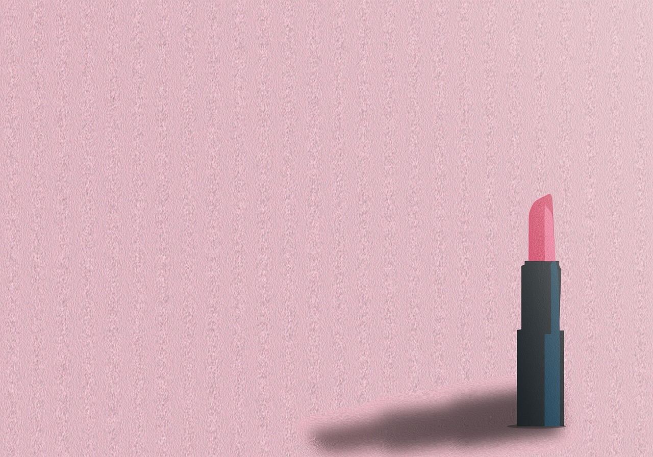 Een afbeelding van een getekende roze lippenstift op een lichtroze achtergrond.