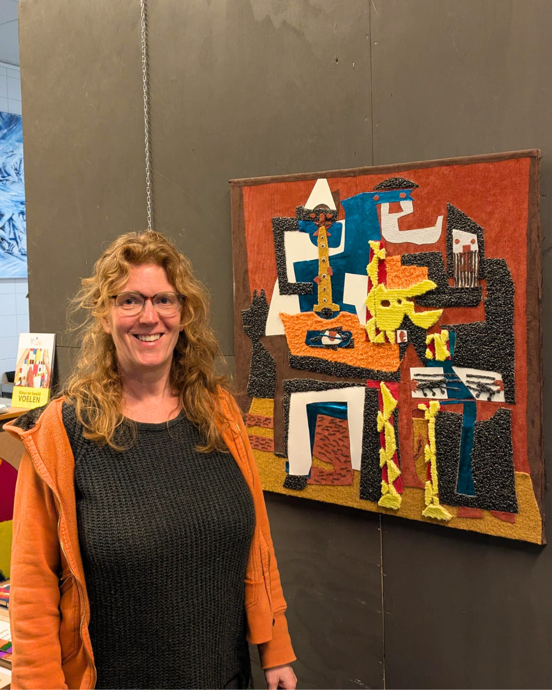 Een foto van Jofke van Loon die poseert bij een Taktila-kunstwerk.