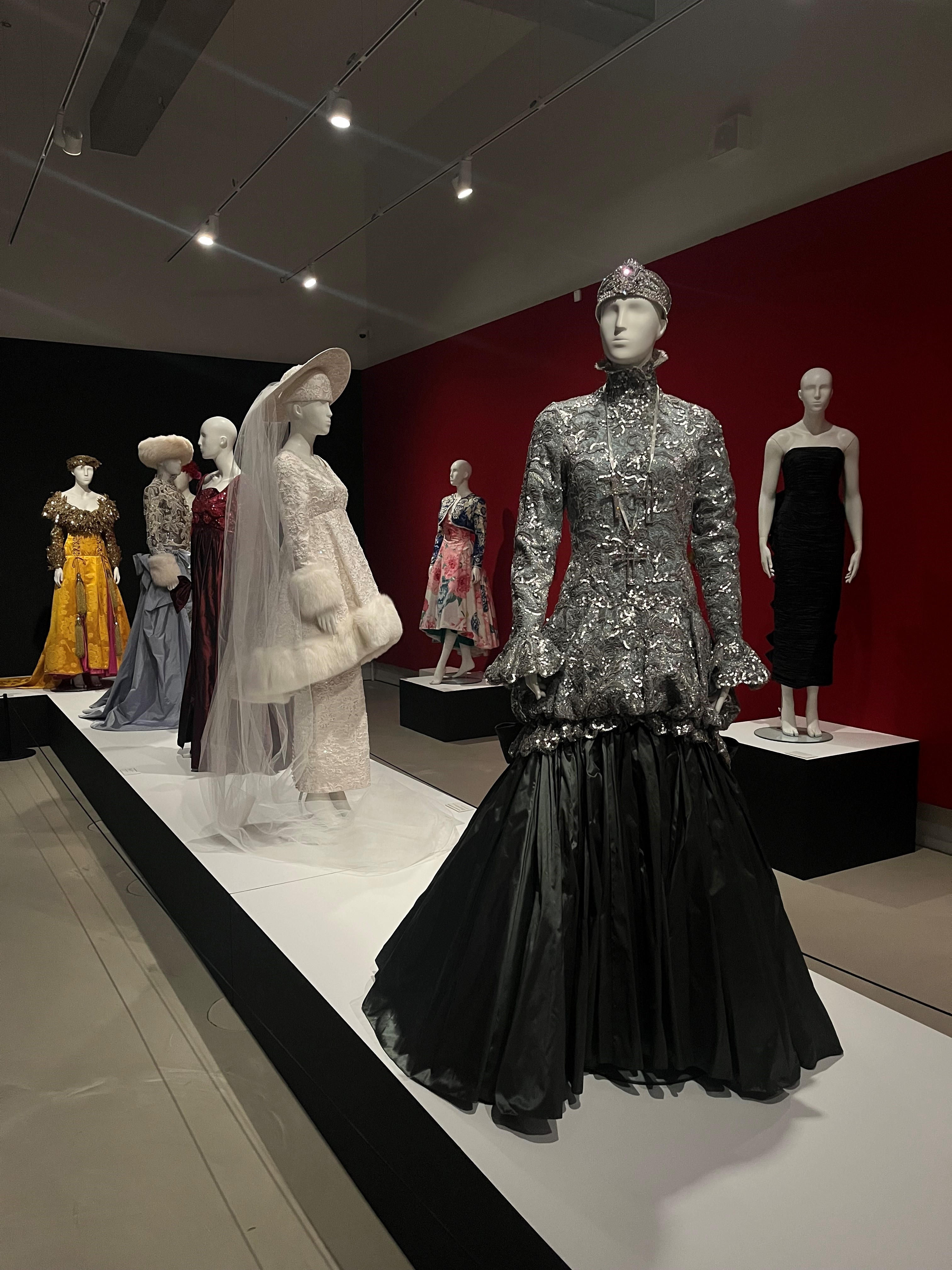 Een foto van uitbundige jurken in de expositie in Stadsmuseum Veenendaal.