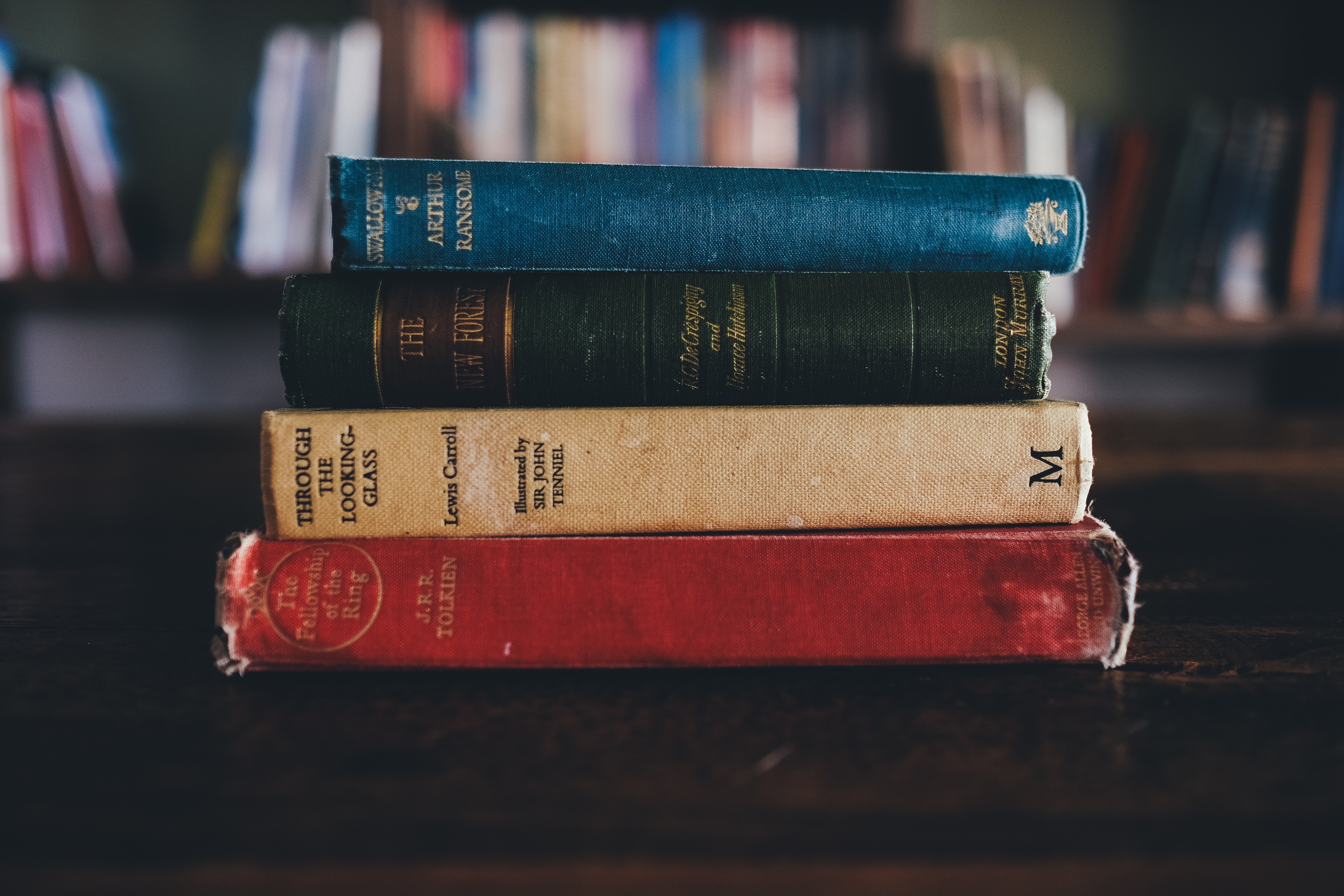 Stapel boeken met felgekleurde ruggen
