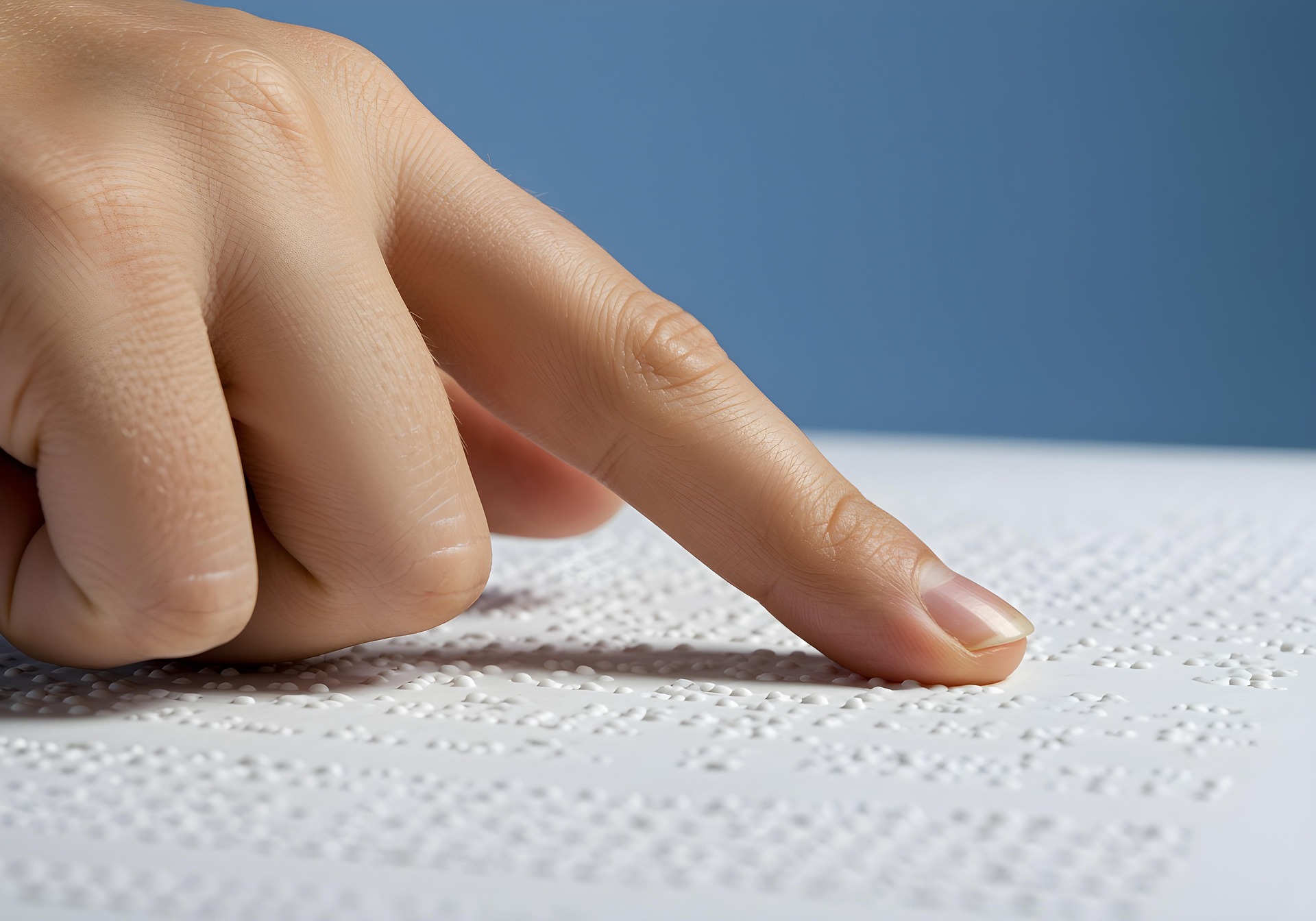 Vinger die een brailletekst aanraakt