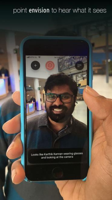 Afbeelding van een telefoon met daarop een afbeelding van Envision AI ontwikkelaar Karthik Mahadevan