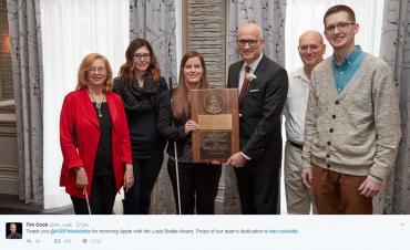 Apple Directeur Tim Cook en zijn toegankelijkheidsteam poseren met de Louis Braille Award