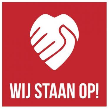 Logo Wij staan op! Twee witte handen die elkaar vast houden in de vorm van een hart op een rode achtergrond