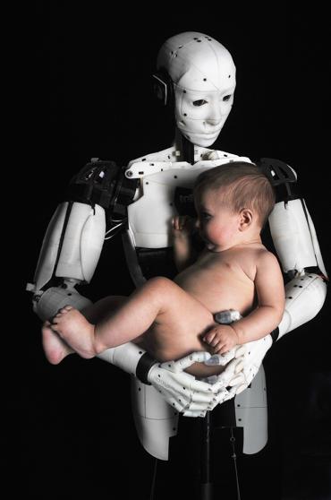 Een robot die een mensenbaby in zijn armen houdt