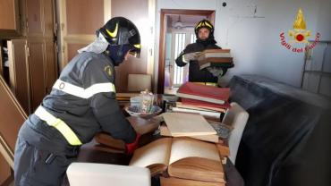 Sicliaanse brandweerlieden brengen boeken en bladmuziek in braille in veiligheid