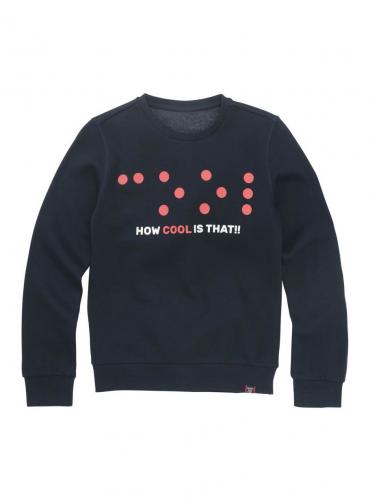 Een kindersweater van de HEMA met in braille het woord 'cool' er op