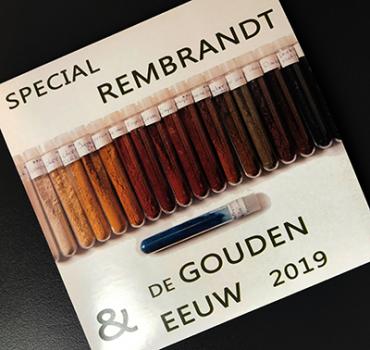 Hoesje van de Rembrandt/Gouden eeuw special, met daarop een afbeelding van 19 reageerbuisjes vol gekleurde poederpigmenten