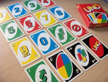 De verschillende soorten kaarten van het Uno spel uitgelegd op een tafel