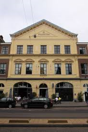 Vooraanzicht van het Verzetsmuseum in Amsterdam