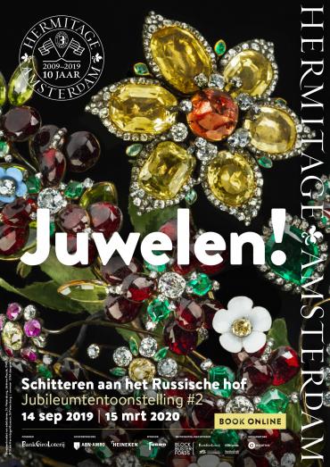 Campagnebeeld Juwelen Hermitage Amsterdam met kleurrijke bloemjuwelen tegen een zwarte achtergrond.