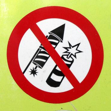 Verkeersbord met verbod op vuurwerk