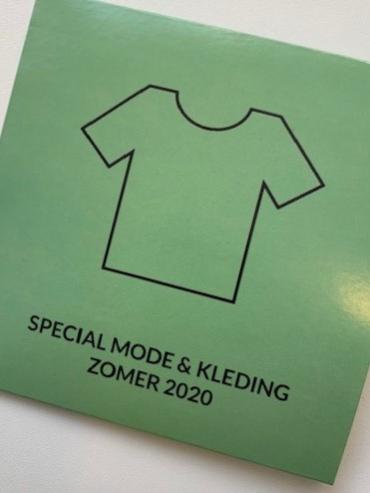 Groen hoesje Zomerspecial-cd met titel en omtrek van t-shirt met korte mouw.