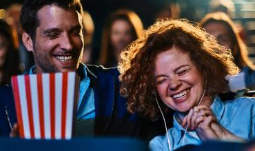 Man en vrouw genieten van film dankzij audiodescriptie