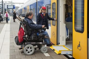 Rolstoel wordt de trein in geholpen