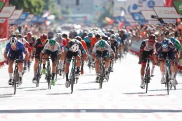 Beeld van de Vuelta 2020, wielrenners fietsen op de fotograaf af.
