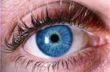 close-up van een oog met blauwe iris