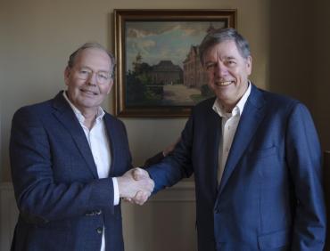 Antoin Bruijninckx (links) en Frans Knüppe (rechts) geven elkaar een hand