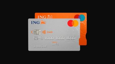 Twee betaalpassen: op de voorgrond de nieuwe zilverkleurige ING creditcard met hoekige inkeping, daarachter de oranje betaalpas met ronde inkeping. 