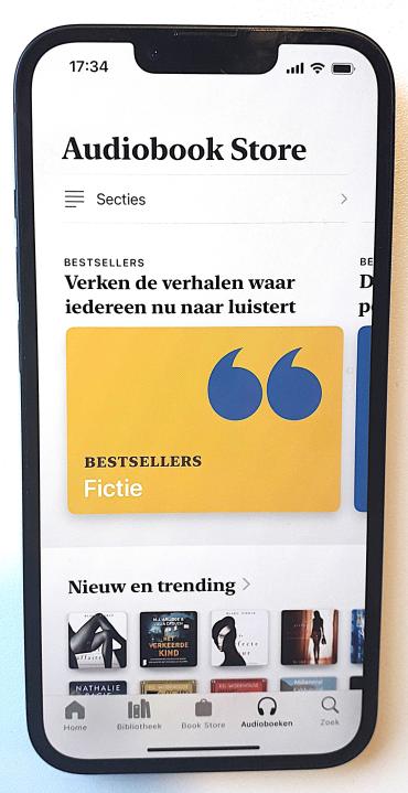 Een telefoon met daarop de pagina van Apple Audioboeken
