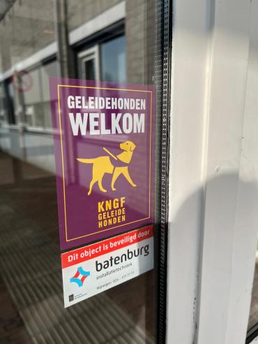 Sticker op deur. tekst op de sticker: geleidehonden welkom.