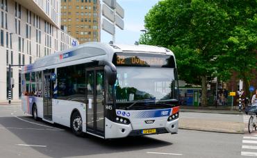Stadsbus in een stedelijke omgeving