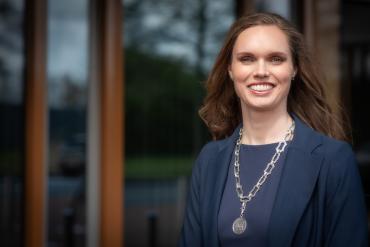 Portret van Tjarda Struik met om haar nek haar ambtsketting