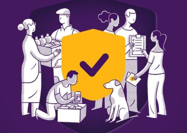 Tegen een paarse achtergrond: in pentekening zes mensen en een hond die elkaar een met levensmiddelen gevulde doos overhandigen, een doos vullen of een lijst lijken te checken. In hun midden in geel een schild, met daarop een paars vinkje; het logo van 'Denk vooruit.'. 