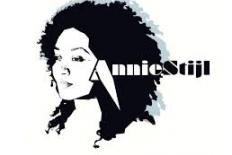 Logo van 'Anniestijl': Het gezicht van Annemarie Nodelijk in zwart/wit en hoog contrast. Half door haar afrokrullen de tekst: Anniestijl