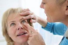 Vrouw ondergaat oogonderzoek