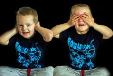 twee kinderen, waarvan eentje met de handen voor de oren en de andere met de handen voor de ogen