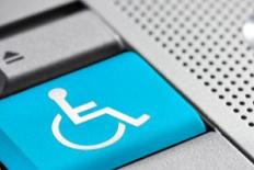 Detail toetsenbord met daarop een knop met een afbeelding van een rolstoel