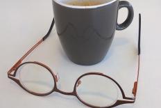 Op zijn kop gelegen bril voor een koffiekopje