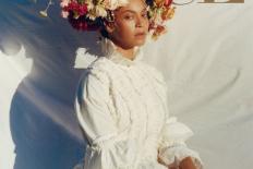 Cover Vogue met daarop Beyoncé, in een witte jurk van degelijke dikke stof en met een enorme kroon van bloemen op haar hoofd. 