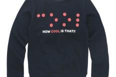 Een kindersweater van de HEMA met in braille het woord 'cool' er op