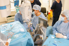 De operatierobot en medici tijdens de oogoperatie