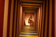kamer in Doloris Meta Maze met doorlopend streeppatroon over wanden, vloer en plafond