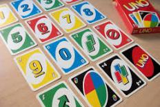 De verschillende soorten kaarten van het Uno spel uitgelegd op een tafel