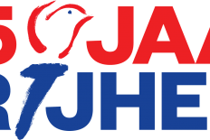 Logo 75 jaar vrijheid: in rood '75 jaar', daaronder in blauw 'vrijheid', waarbij de i in 'vrijheid' het handvat is van een fakkel. Het vuur daarop staat een regel hoger in rood tussen '75'en 'jaar'.  