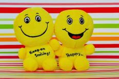 vrolijk lachende gele knuffels
