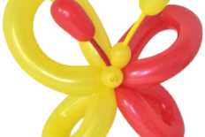 Vlinder gevouwen van ballonnen, rechts rood, links geel van kleur