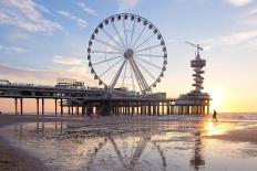 Zijaanzicht van De Pier in Scheveningen, met op de voorgrond het strand en op de achtergrond het reuzenrad