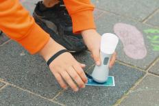 Kinderhanden die met een Picoo Controller een spelkaart scannen